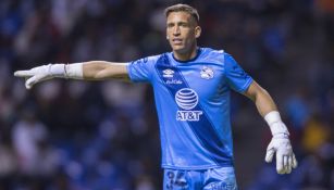 Nicolás Vikonis durante un duelo con Puebla en Liga MX 