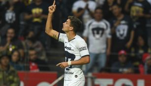 Dinenno festejando una anotación con Pumas