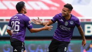 Jugadores de Mazatlán celebran un gol