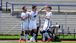 Dinenno celebra un gol con sus compañeros