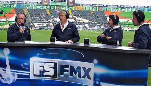 Orvañanos y su equipo de Fox Sports en un juego de León 