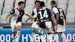 Jugadores de Juventus celebran un gol en la Serie A