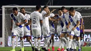 Jugadores de Puebla festejan un gol vs Mazatlán