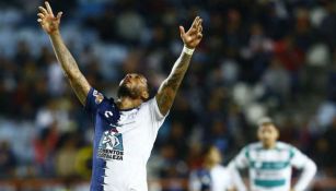 Kazim Richards en festejo de gol con Pachuca