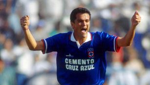 Carlos Hermosillo festeja un gol con Cruz Azul 