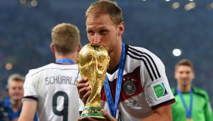 Benedikt Höwedes posa con la Copa del Mundo 