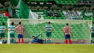 Acevedo ataja un penalti a JJ Macías