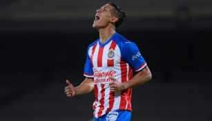 Uriel Antuna durante un partido con Chivas