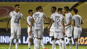 Jugadores de Pachuca festejan un gol