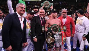 Canelo Álvarez posa con sus cuatro títulos del mundo 