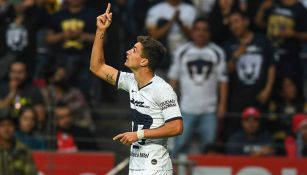 Juan Dinenno festeja un gol con Pumas