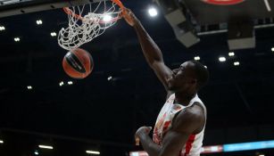 El pívot nigeriano Michael Ojo en acción