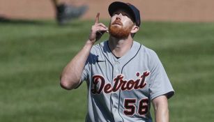 Spencer Turnbull de los Tigres de Detroit agradece tras una jugada