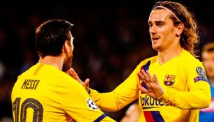 Antoine Griezmann festeja un tanto con Lionel Messi 