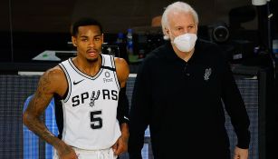 Popovich y Murray observan un juego de los Spurs