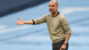 Pep Guardiola da indicaciones en un duelo de Champions 