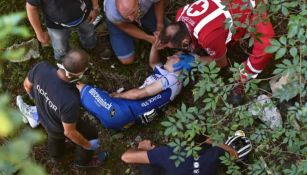 Remco Evenepoel siendo atendido tras su caída