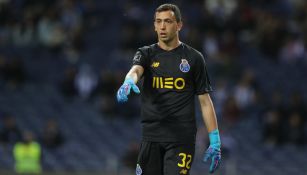 Agustín Marchesín durante un duelo con el Porto 