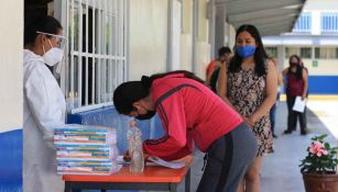 Entrega de libros escolares en medio de la pandemia por Covid-19 en México