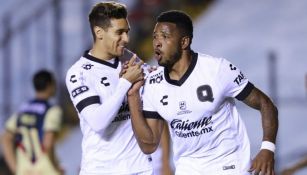 Kevin Escamilla y Hugo Silveira en festejo con Gallos