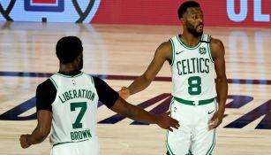 Kemba Walker y Jaylen Brown durante el duelo ante Filadelfia