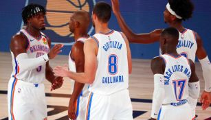 Jugadores de Thunder celebran victoria ante Rockets