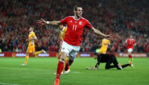 Gareth Bale festeja un gol con la selección de Gales 