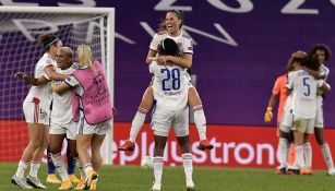 Jugadoras de Lyon festejan su pase a Final de Champions