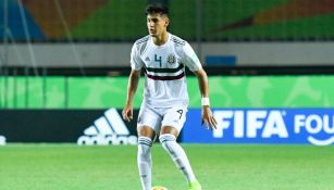 Alejandro Gómez durante un partido con México Sub 17