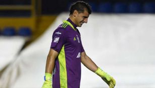 Nahuel Guzmán se lamenta en juego contra los Tuzos