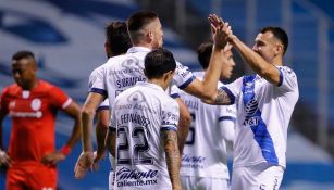 Santiago Ormeño y Daniel Arreola festejan gol ante Toluca