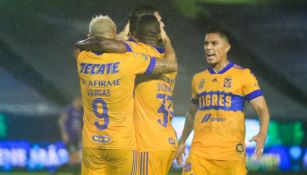 Jugadores de Tigres celebran un gol