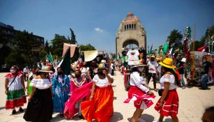 Vendedores realizan sus actividades en el Monumento a la Revolución