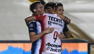 Jugadres de Chivas celebran la anotación sobre Tigres