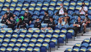 Cristiano Ronaldo y jugadores de Portugal en la tribuna