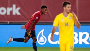 Ansu Fati celebra primer gol con España