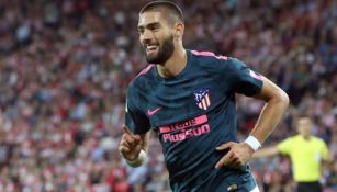 Yannick Carrasco durante un duelo con el Atlético de Madrid 