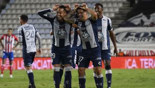 Jugadores de Pachuca festejan un gol