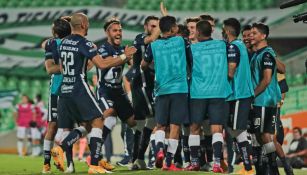 Pumas en celebración de gol