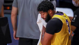 Anthony Davis se seca tras una jugada