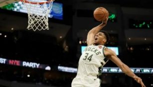 Giannis Antetokounmpo en acción con Bucks