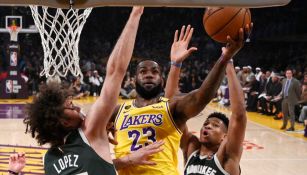 LeBron James busca anotar en un juego contra los Bucks