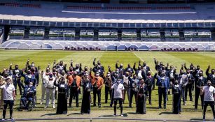 Jugadores del América entregaron despensas a los mariachis 