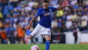 Chaco Giménez en un duelo con Cruz Azul 