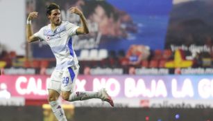 Santiago Giménez durante un partido con Cruz Azul