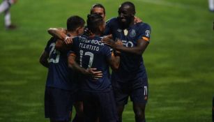 Corona y sus compañeros celebran gol ante Boavista