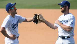 Jugadores de los Dodgers festejan en un partido