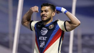  Heny Martín festeja un gol con el América