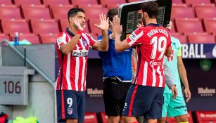 Luis Suárez ingresa a la cancha por Diego Costa 