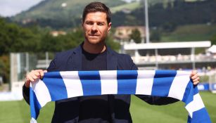 Xabi Alonso posa con una bufanda de la Real Sociedad  